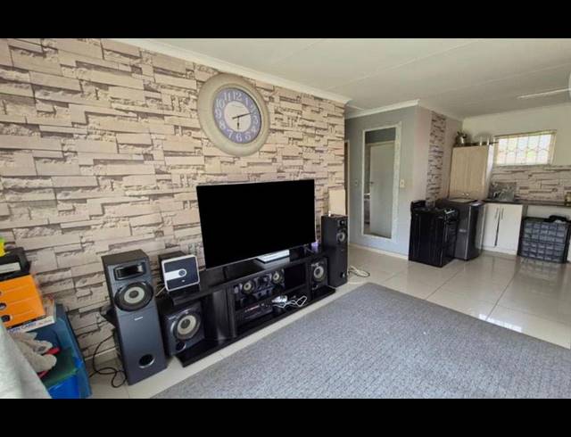 2 BEDROOM HOUSE FOR SALE IN CLOVERDENE